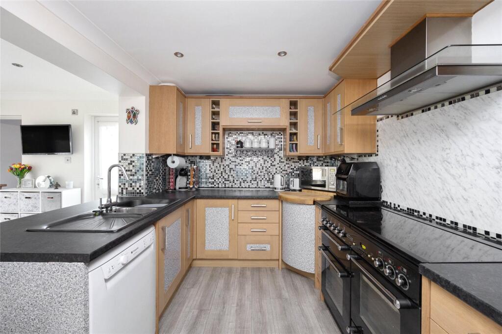 Additional property image - Pebble Walk, Littlehampton, West Sussex, BN17