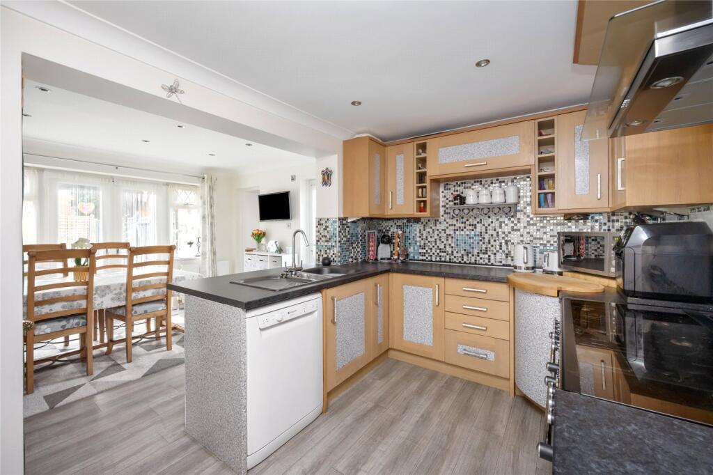 Additional property image - Pebble Walk, Littlehampton, West Sussex, BN17