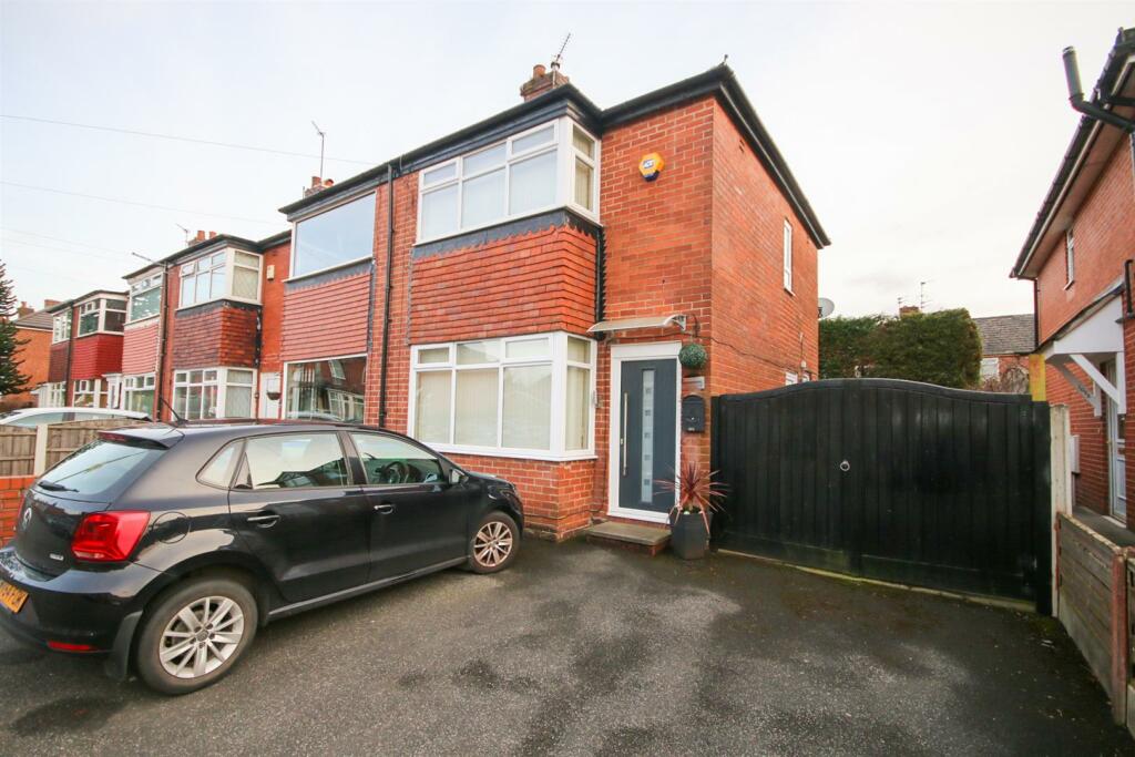 2 bedroom end of terrace house for rent in Green Street, Middleton, M24