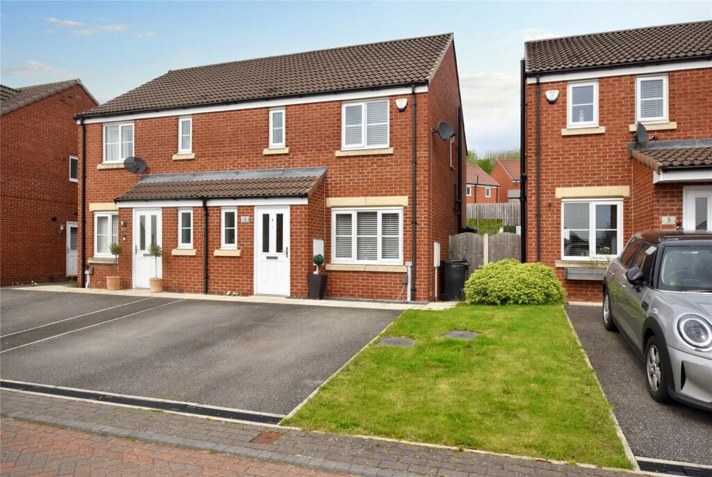 3 bedroom semidetached house for sale in Goldfinch View, Kippax, Leeds