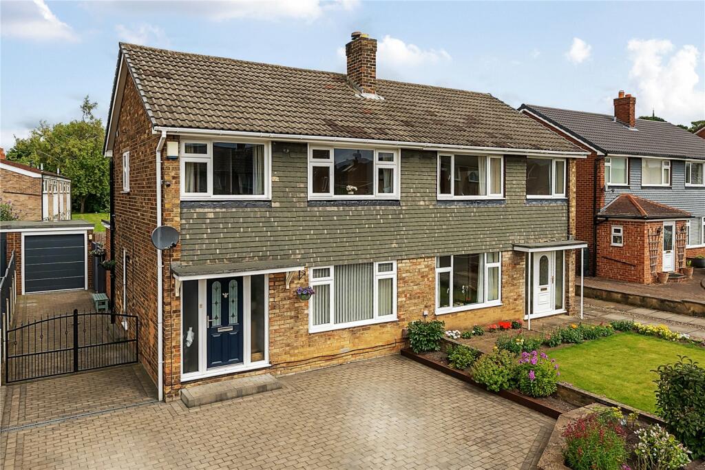 3 bedroom semidetached house for sale in Grange Avenue, Garforth