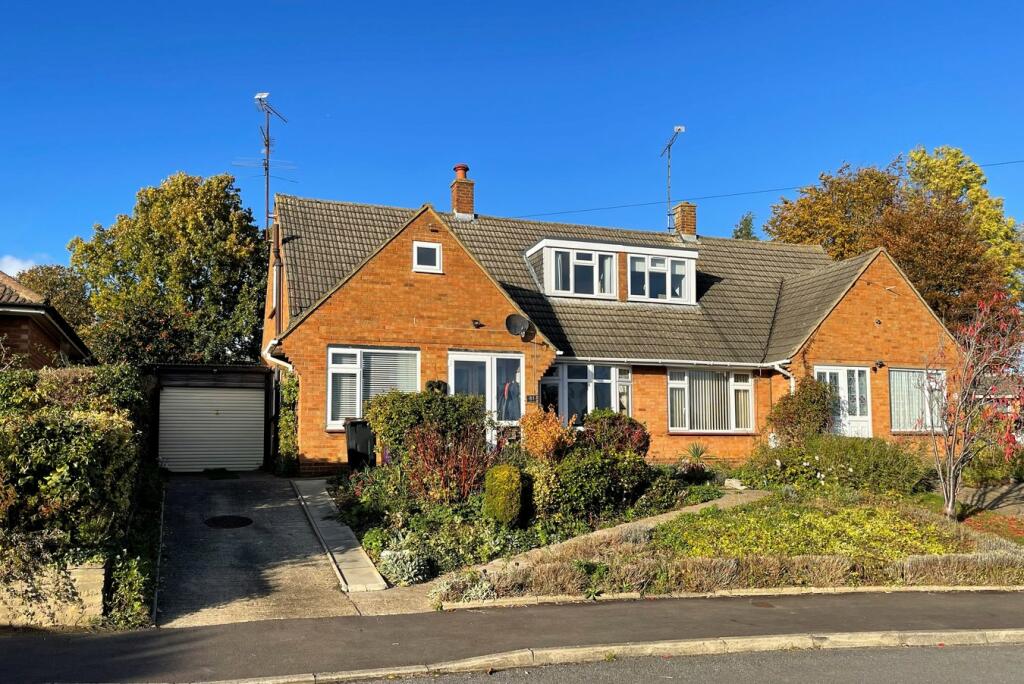 3 bedroom semidetached house for sale in Manton Road, Hitchin, SG4