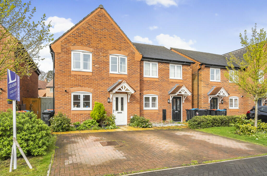 3 bedroom semidetached house for sale in Iris Rise, Cuddington