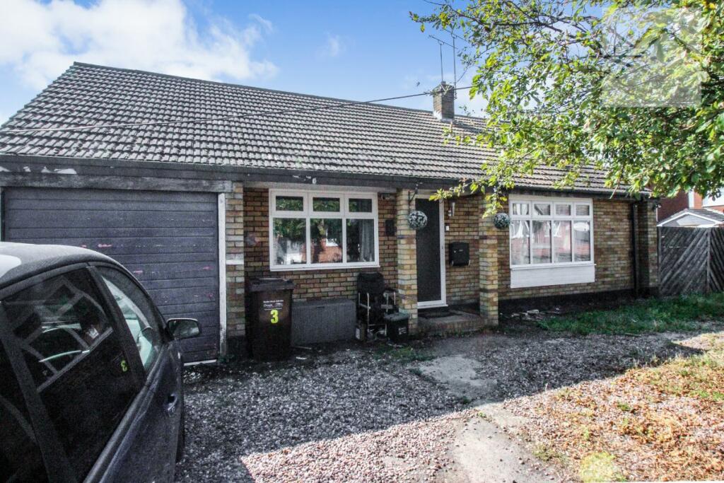 4 bedroom detached house for sale in Waalwyk Drive, Canvey Island, SS8