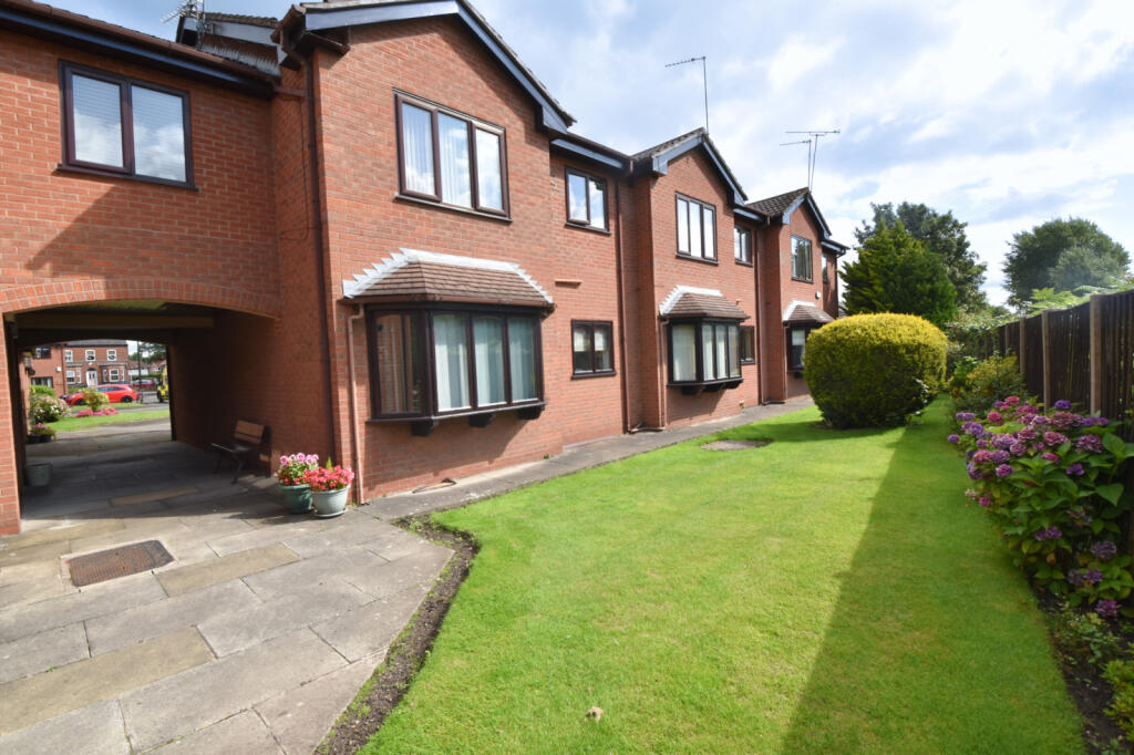 1 bedroom flat for sale in Legwood Court, Flixton Road, Urmston, M41