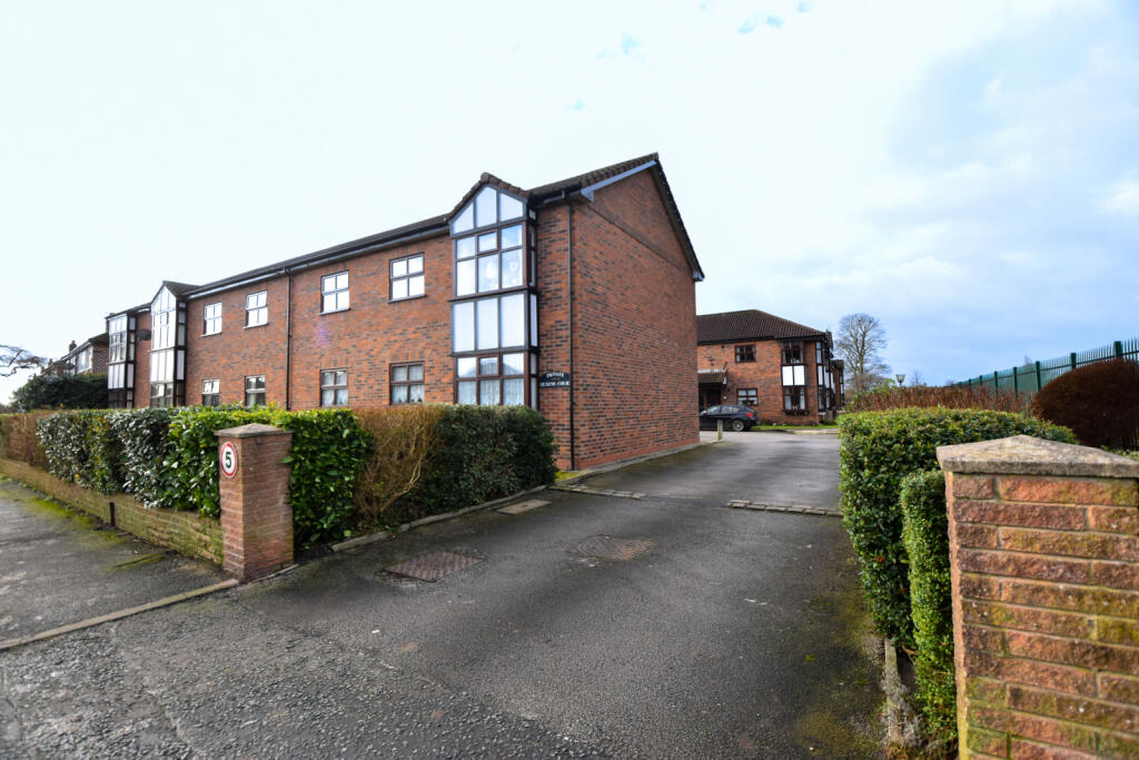 2 bedroom flat for sale in Queens Court, Woodsend Road, Flixton M41