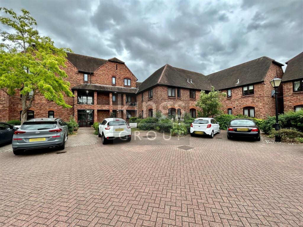 2 bedroom retirement property for sale in Quaker Lane, Waltham Abbey, EN9