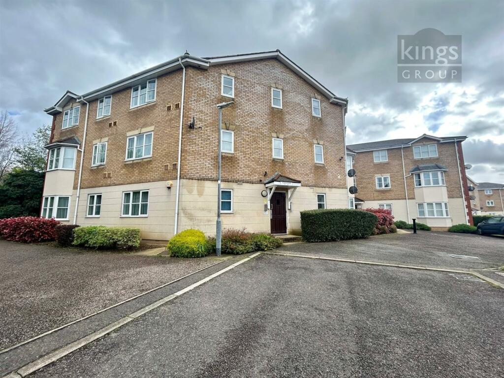 2 bedroom flat for sale in Foxwood Chase, Waltham Abbey, EN9