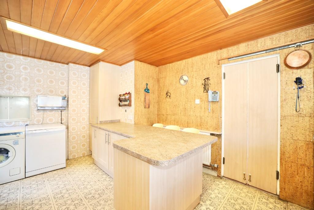 5 bedroom detached house for sale in Chigwell Rise, Chigwell, Essex, IG7