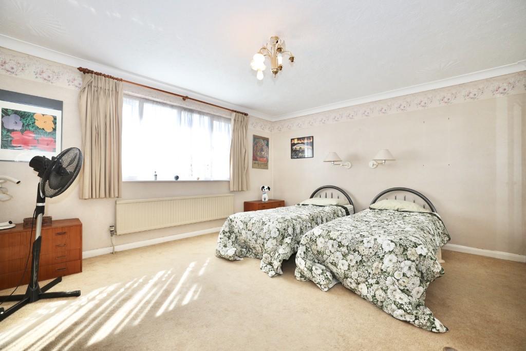 5 bedroom detached house for sale in Chigwell Rise, Chigwell, Essex, IG7