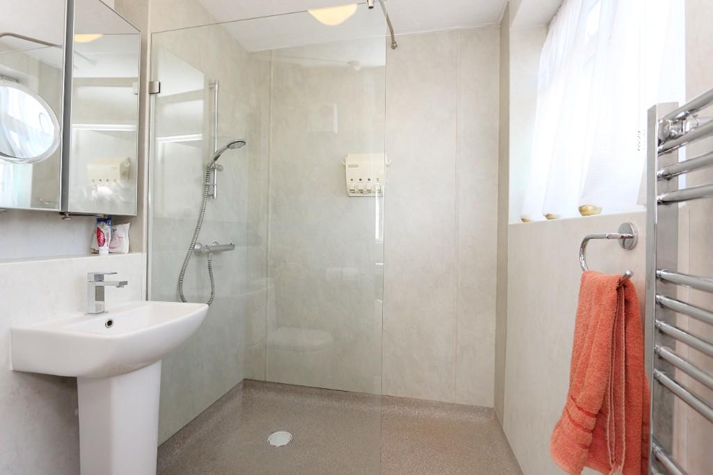 5 bedroom detached house for sale in Chigwell Rise, Chigwell, Essex, IG7