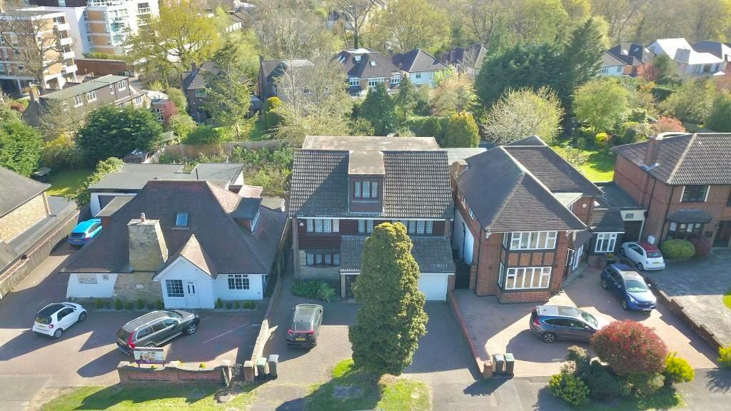 5 bedroom detached house for sale in Chigwell Rise, Chigwell, Essex, IG7