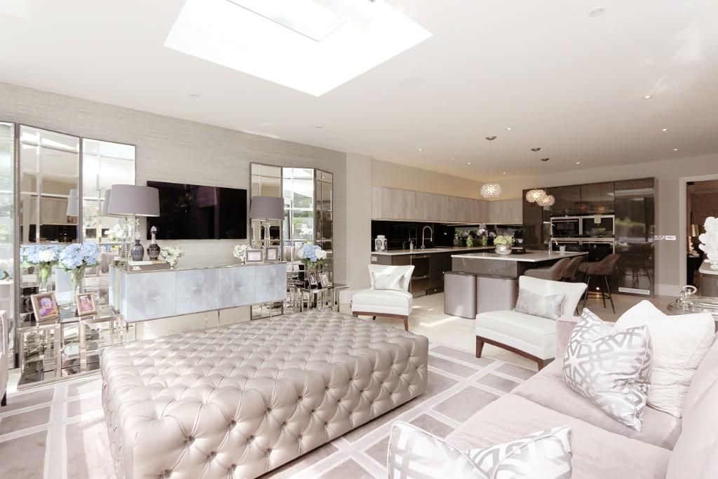 7 bedroom detached house for rent in Forest Lane, Chigwell, Essex, IG7