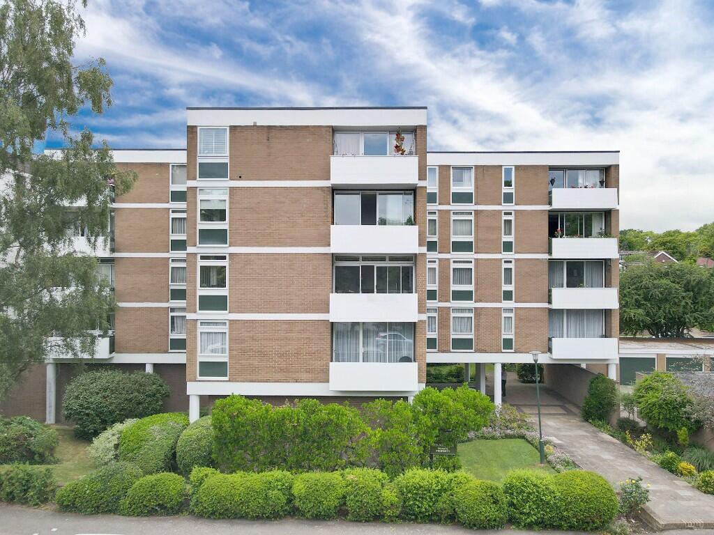 2 bedroom apartment for sale in Spanbrook, High Road, Chigwell, Essex, IG7