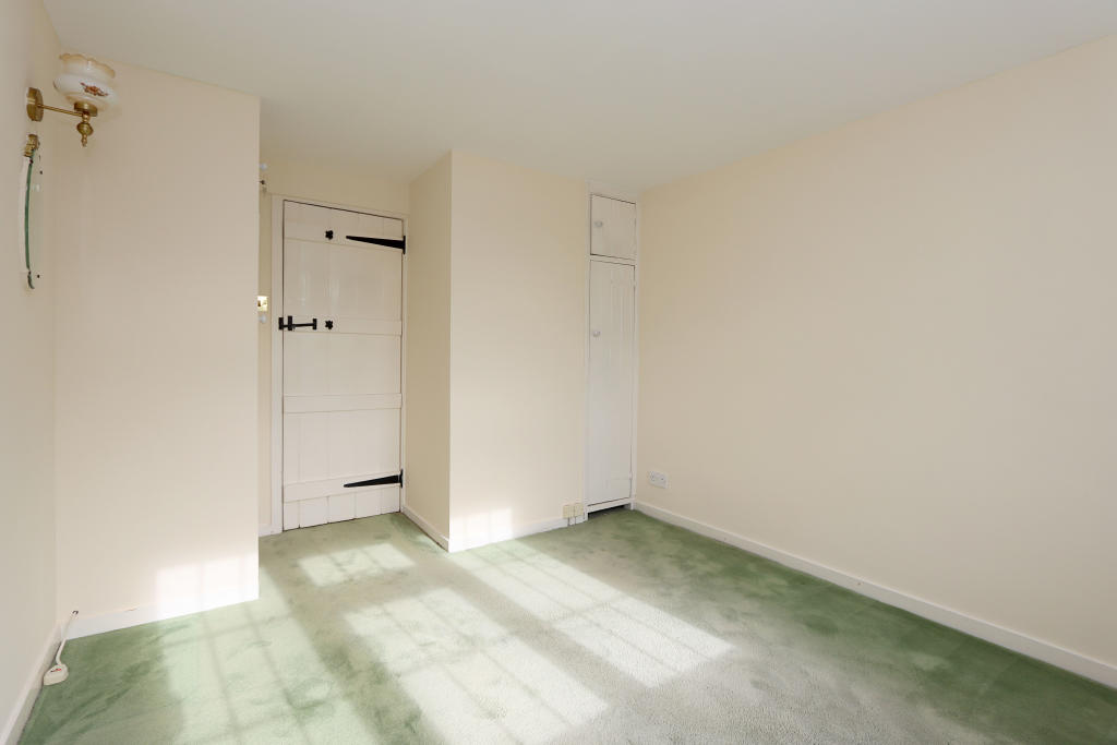 2 bedroom terraced house for sale in Grove Lane, Chigwell, Essex, IG7