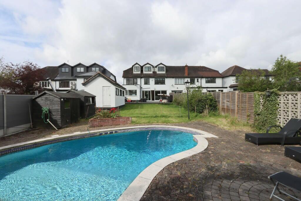 6 bedroom semidetached house for sale in Grange Crescent, Chigwell
