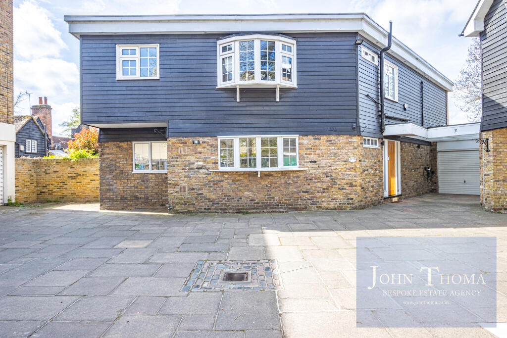Main image of property: High Road, Chigwell, Essex, IG7