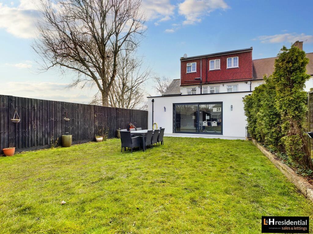 4 bedroom end of terrace house for sale in Sinderby Close, Borehamwood, WD6