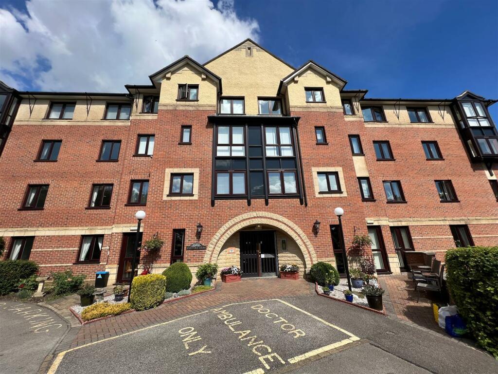 2 bedroom flat for sale in Filey Road, Scarborough, YO11