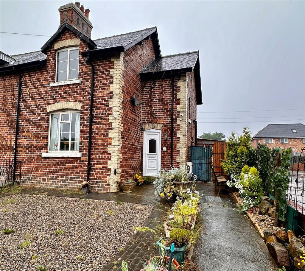 2 bedroom semidetached house for sale in Scalby Road, Scarborough, YO12