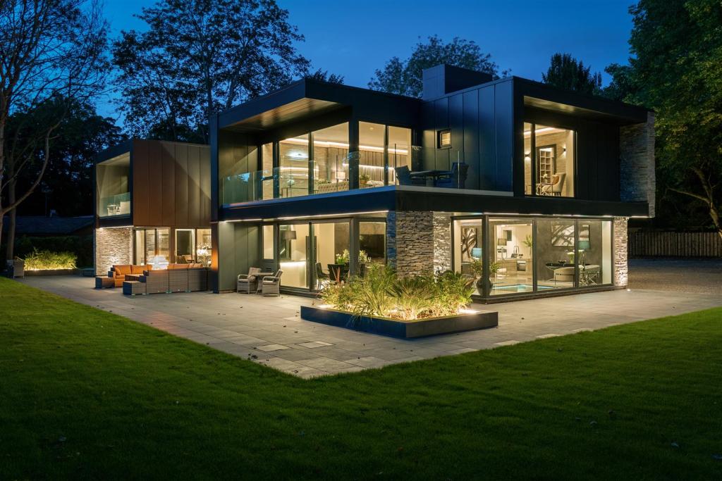 5 bedroom detached house for sale in Hall Lane, Colston Bassett