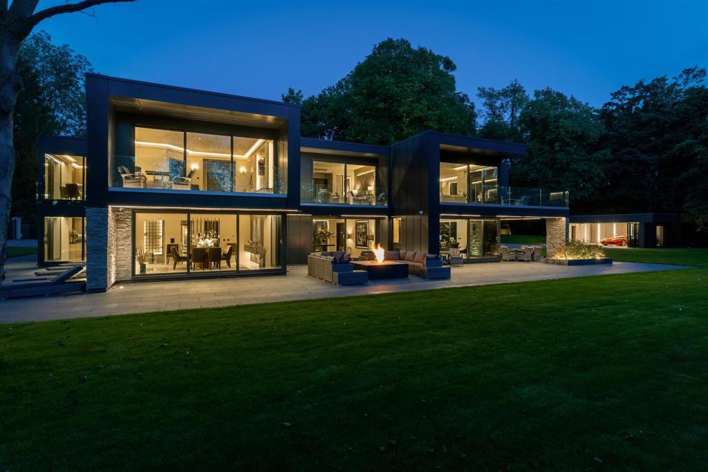 5 bedroom detached house for sale in Hall Lane, Colston Bassett