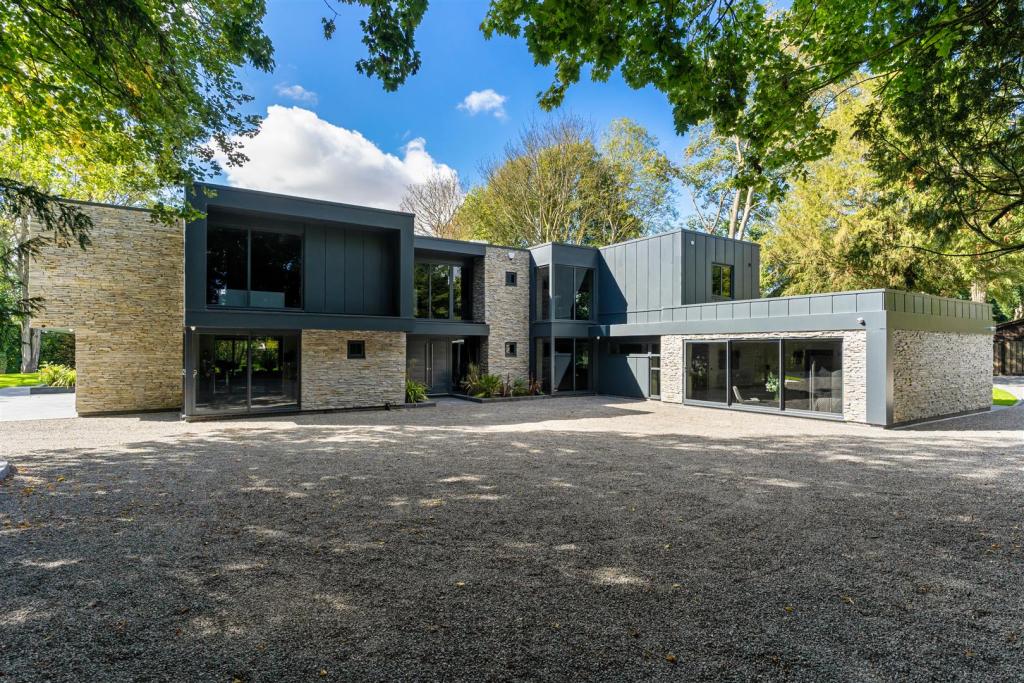 5 bedroom detached house for sale in Hall Lane, Colston Bassett