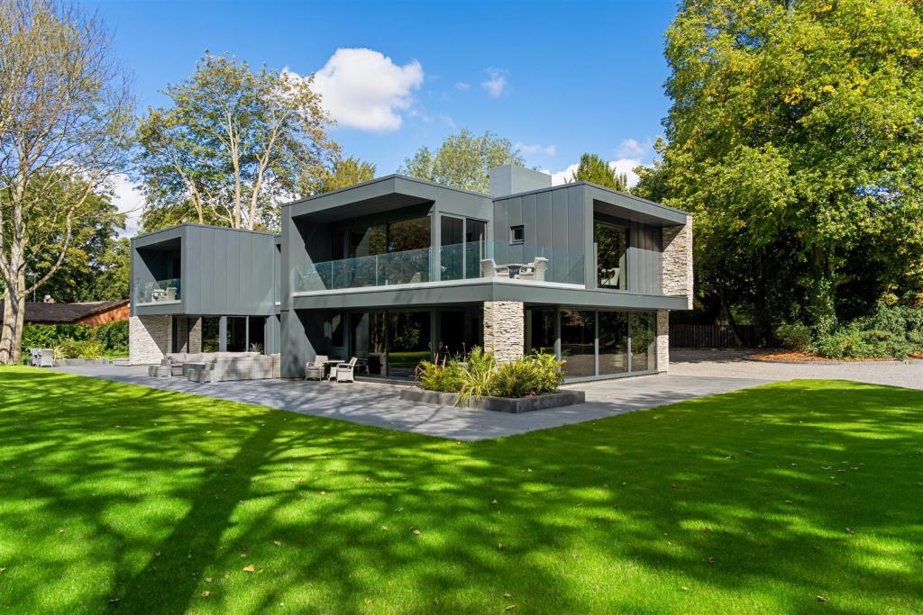 5 bedroom detached house for sale in Hall Lane, Colston Bassett