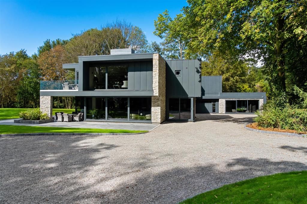 5 bedroom detached house for sale in Hall Lane, Colston Bassett