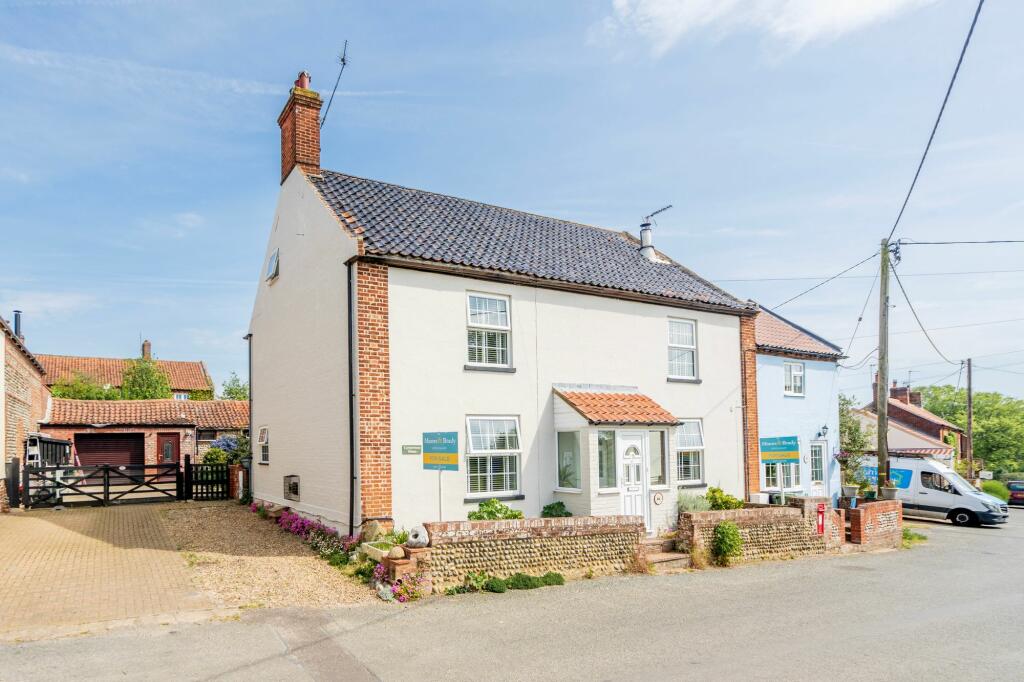 5 bedroom semidetached house for sale in The Street, Knapton, NR28