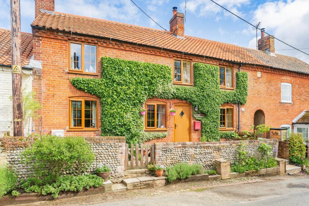 4 bedroom terraced house for sale in The Street, Knapton, NR28