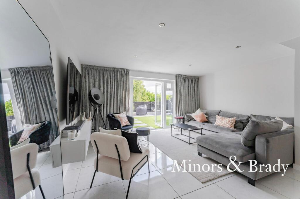 3 bedroom semidetached house for rent in Framingham Cresent