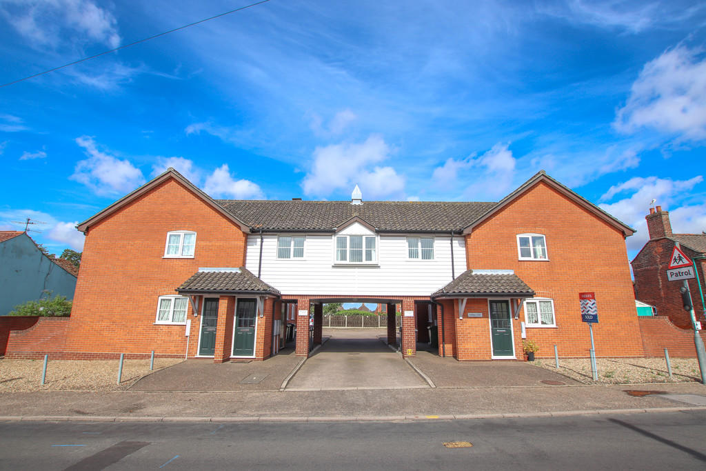 2 bedroom ground floor flat for sale in Bacton Road, North Walsham, NR28