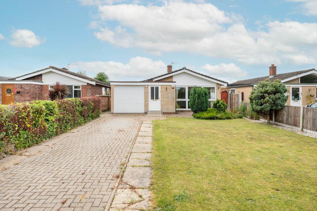 3 bedroom detached bungalow for sale in Heath Way, Blofield, NR13