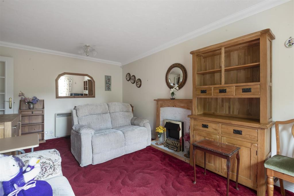 1 bedroom retirement property for sale in Fernhill Lodge, Farnborough, GU14