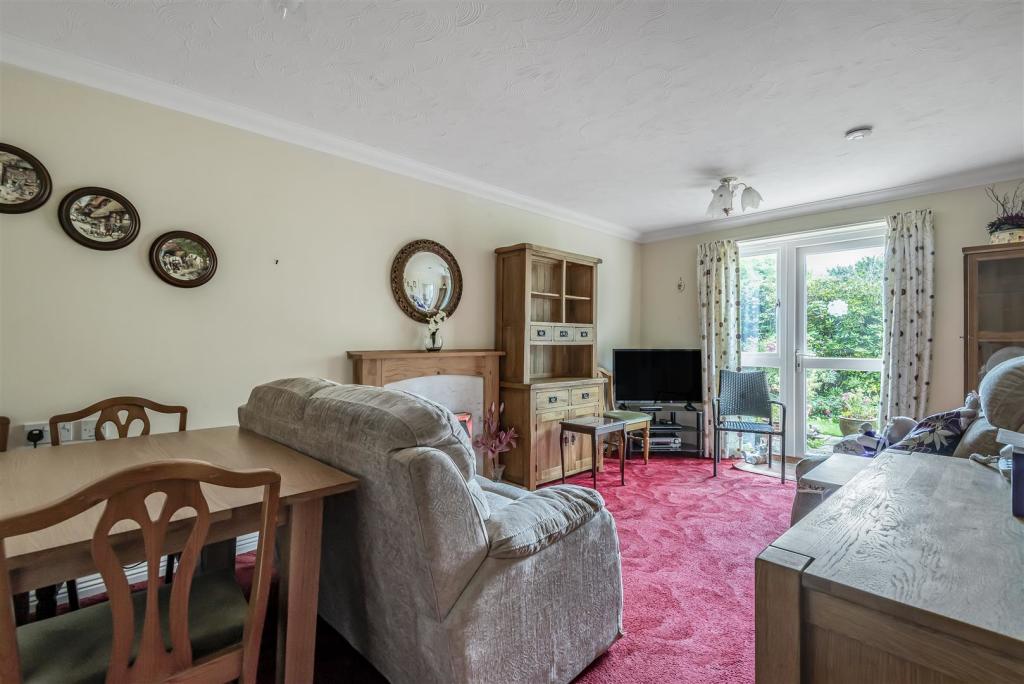 1 bedroom retirement property for sale in Fernhill Lodge, Farnborough, GU14