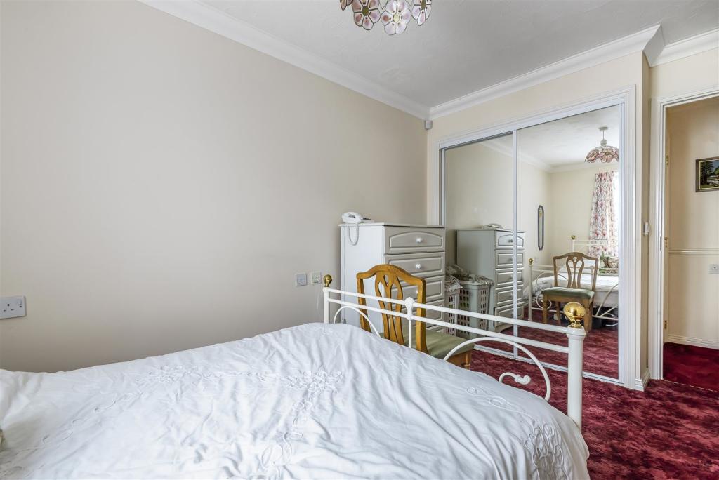 1 bedroom retirement property for sale in Fernhill Lodge, Farnborough, GU14