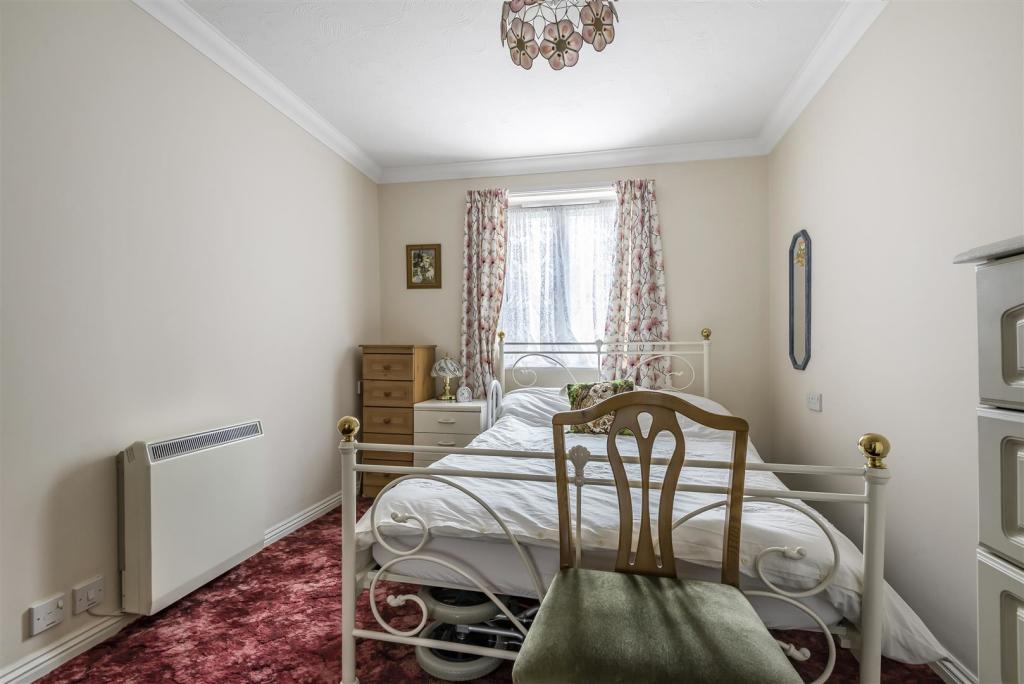 1 bedroom retirement property for sale in Fernhill Lodge, Farnborough, GU14