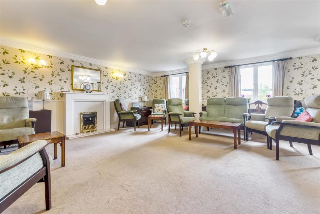 1 bedroom retirement property for sale in Fernhill Lodge, Farnborough, GU14