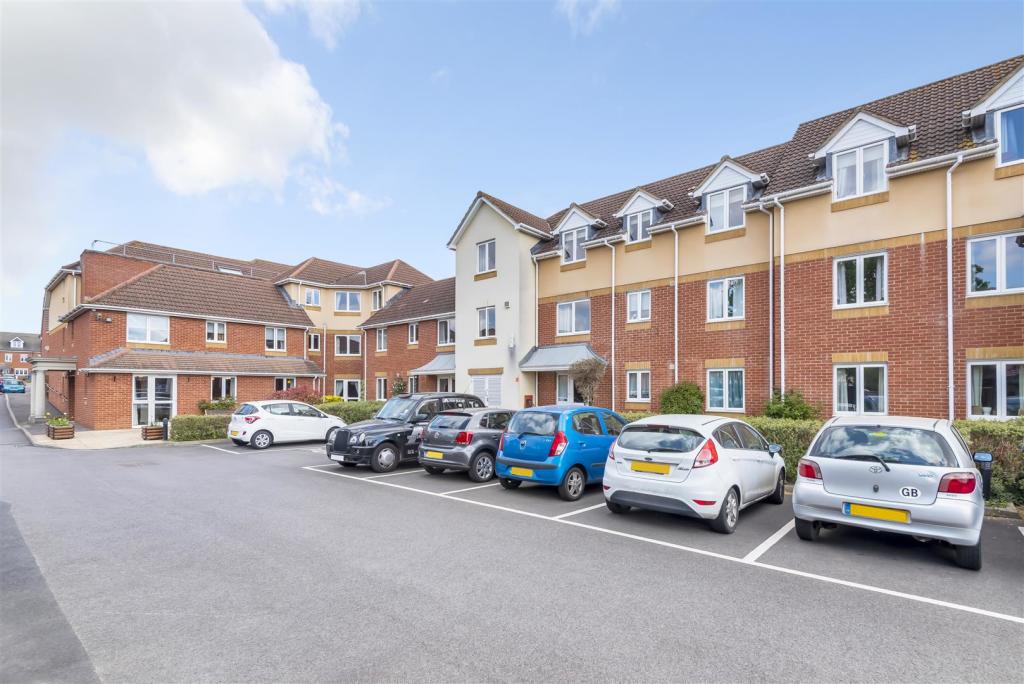 1 bedroom retirement property for sale in Fernhill Lodge, Farnborough, GU14