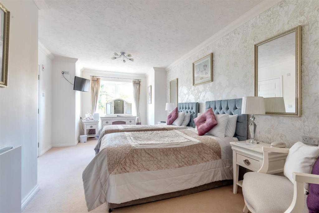 2 bedroom retirement property for sale in Greenacres Lodge, Warlingham, CR6