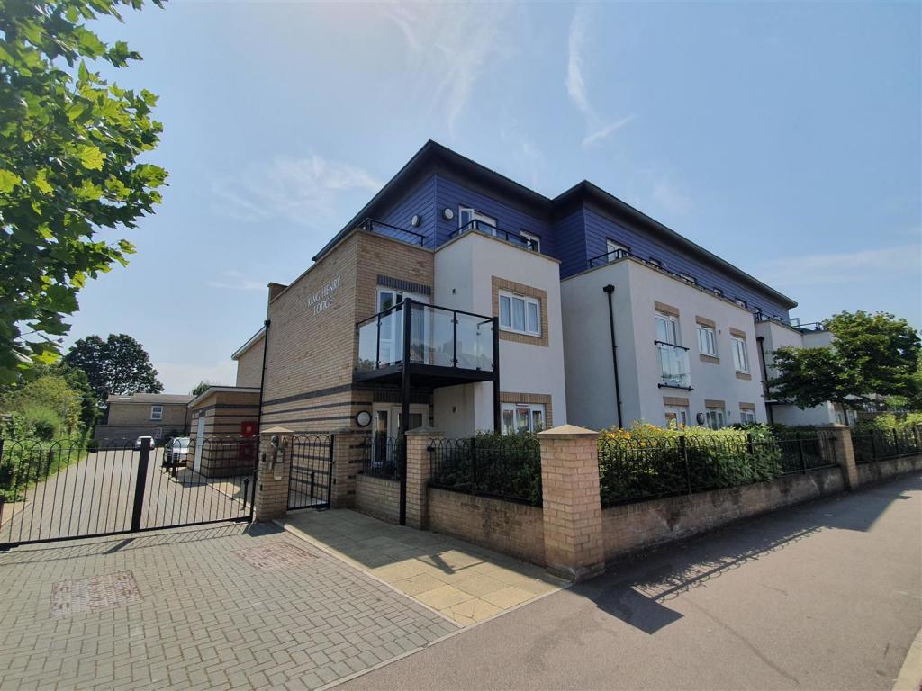 1 bedroom retirement property for sale in King Henry Lodge, Chingford, E4