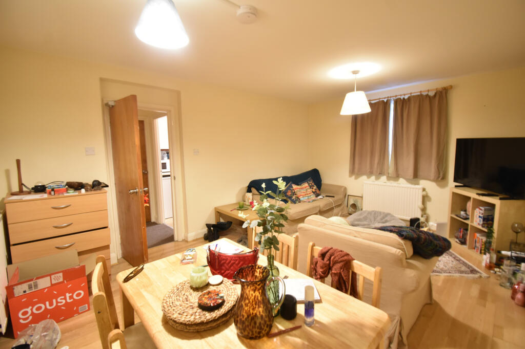 3 bedroom flat for rent in Seven Sisters Road, London, N7