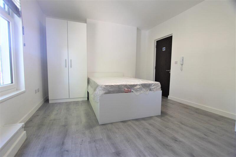Studio flat for rent in Mini Studio Bills Included Midland Road