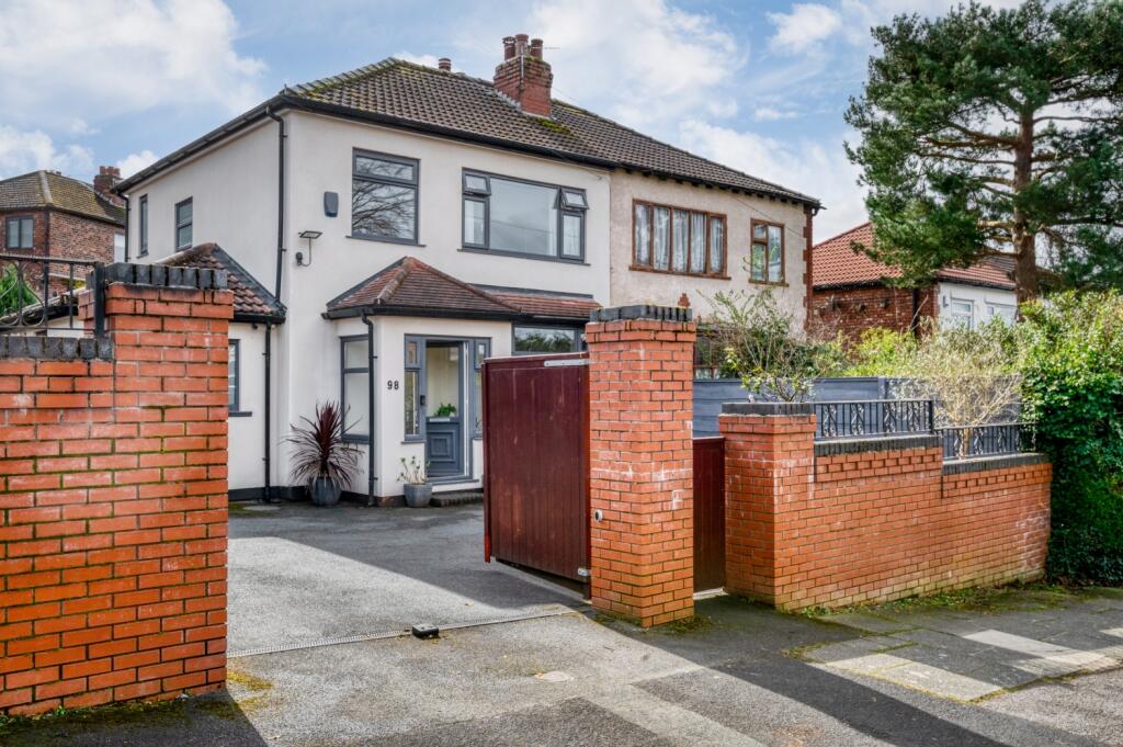 3 bedroom semidetached house for sale in Poleacre Lane, Woodley