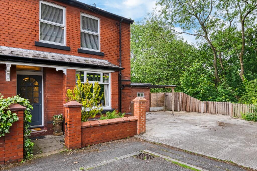 2 bedroom end of terrace house for sale in Auburn Avenue, Gee Cross, SK14