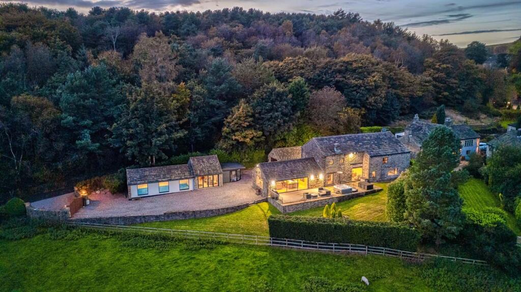 Main image of property: Lower Roe Cross Barn, Edge Lane, Mottram