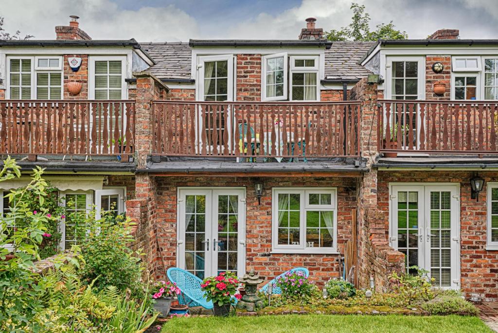 2 bedroom terraced house for sale in Middlewood Cottages Poynton