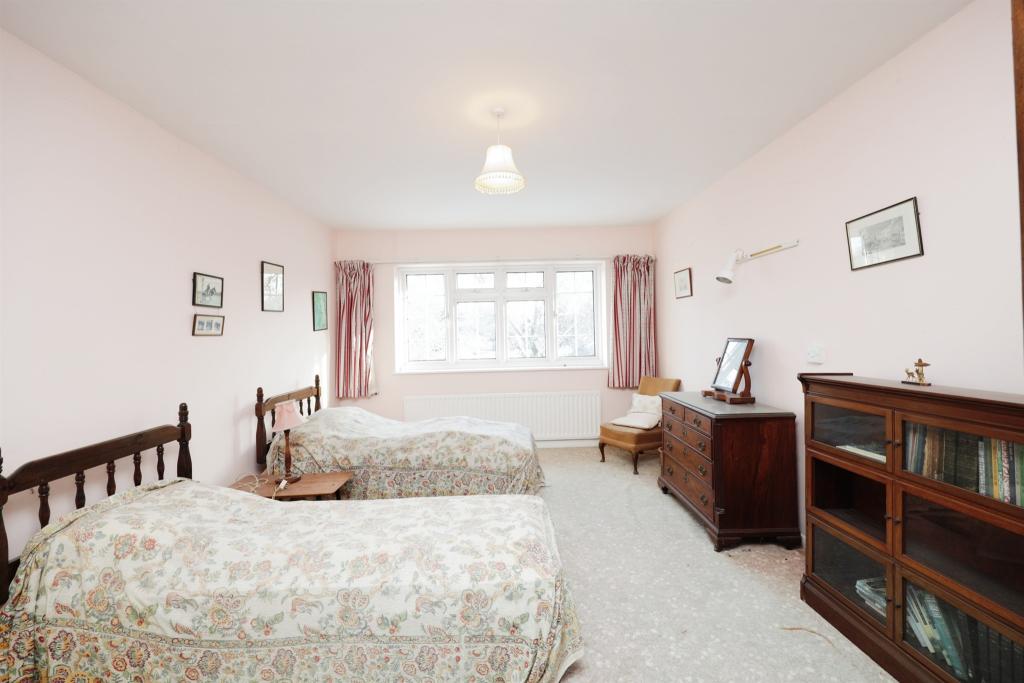 4 bedroom detached house for sale in Ballinger Common, Great Missenden