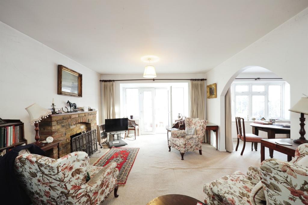 4 bedroom detached house for sale in Ballinger Common, Great Missenden